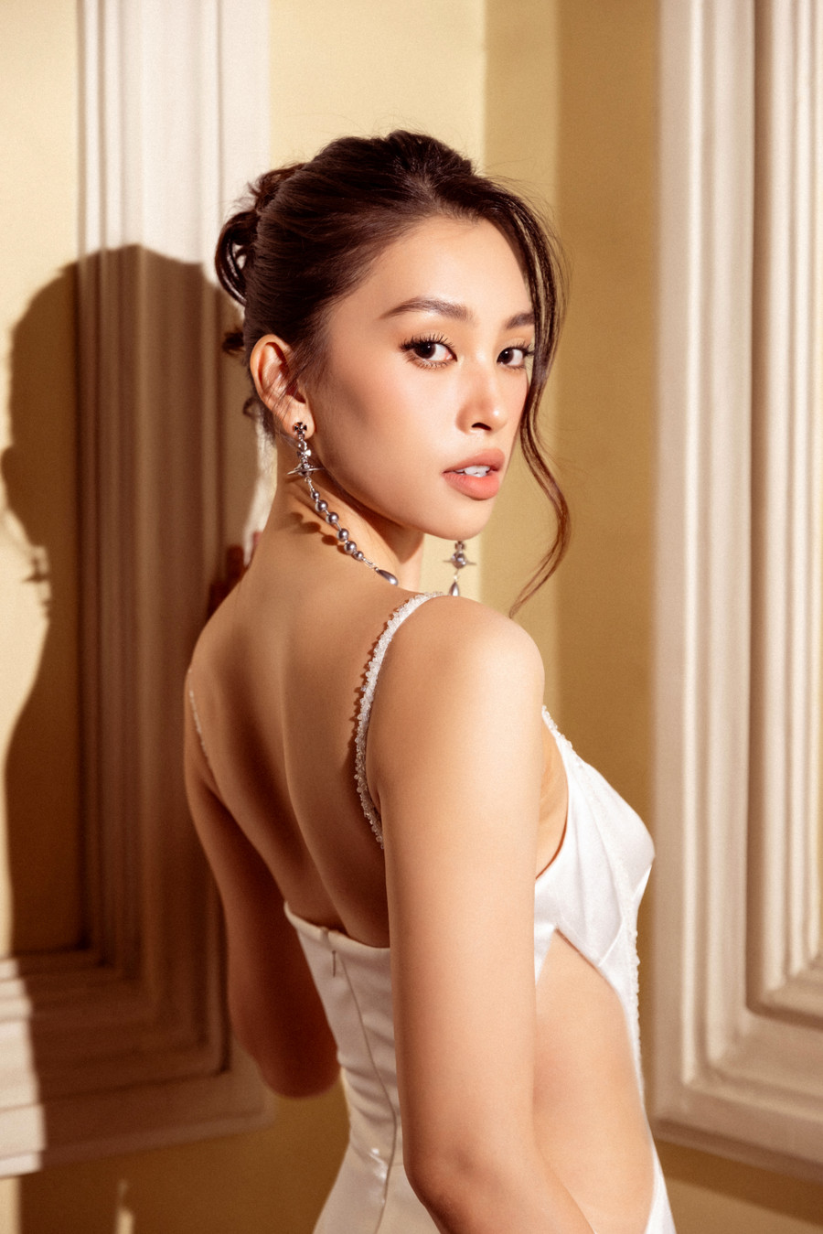 Layout make up tone tây cộng hưởng đã giúp nhan sắc Tiểu Vy được tỏa sáng tại thảm đỏ ELLE Beauty Awards 2023.