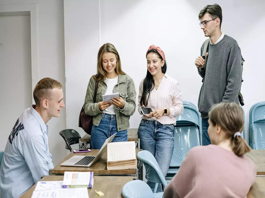Nếu những kẻ lừa đảo có thể tìm thấy tên của các thành viên gia đình bạn trên mạng, chúng thậm chí có thể đe dọa gia đình bạn ở quê nhà. (Ảnh: ITN) Nếu những kẻ lừa đảo có thể tìm thấy tên của các thành viên gia đình bạn trên mạng, chúng thậm chí có thể đe dọa gia đình bạn ở quê nhà. (Ảnh: ITN)