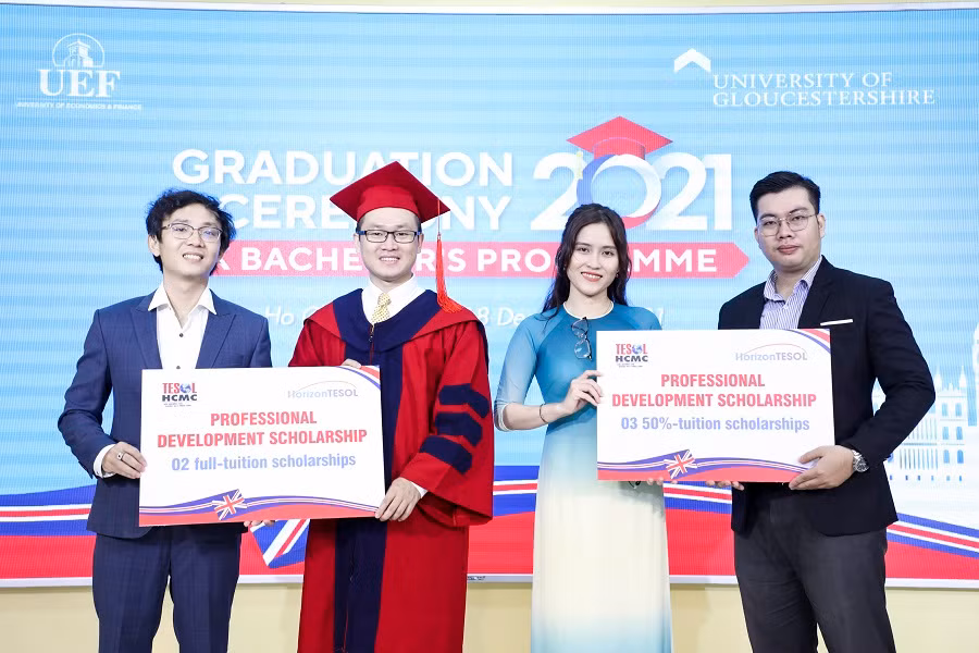 2 tân cử nhận nhận học bổng thạc sỹ giảm 50% học phí do ĐH Gloustershire (Anh Quốc) cấp.