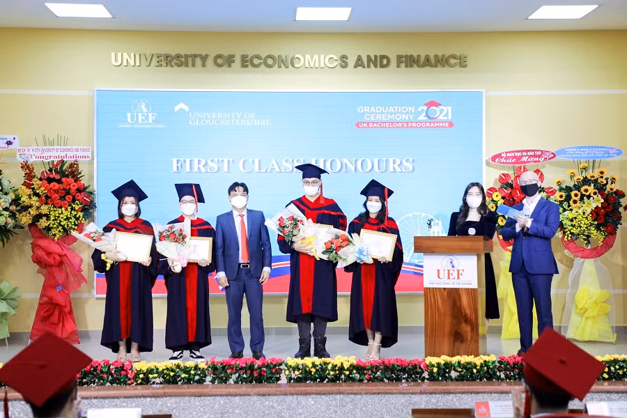 Các tân cử nhân trong ngày vui tốt nghiệp.