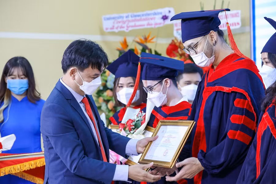 Đại diện Ban giám hiệu UEF trao danh hiệu “First Class With Honours" chương trình đào tạo cho tân cử nhân.