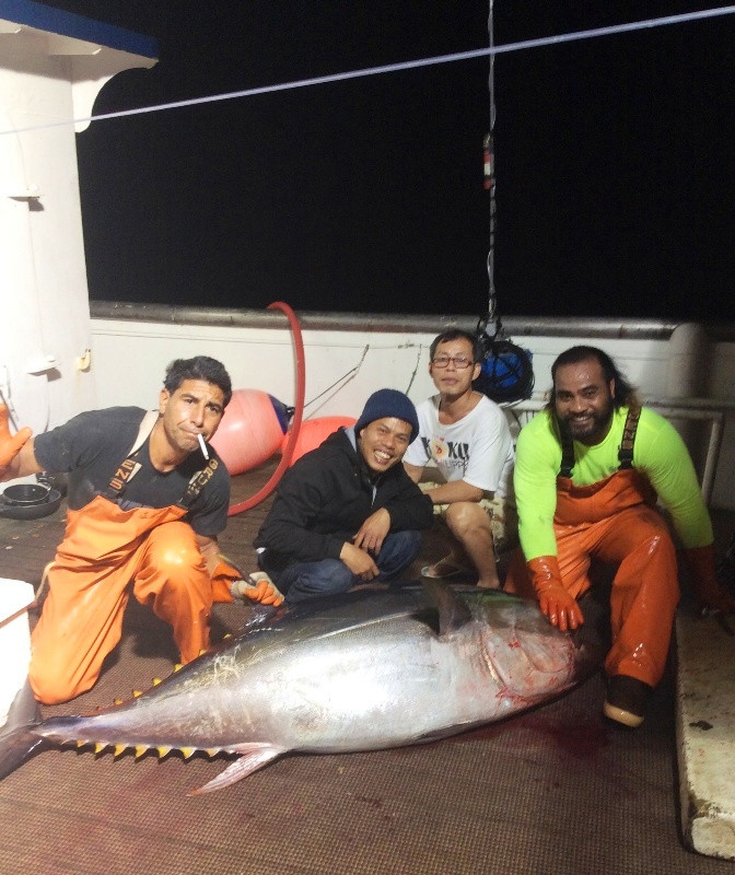 Ngư dân An Bằng ở đảo Hawaii đánh bắt cá cùng các bạn nước ngoài