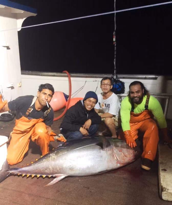 Ngư dân An Bằng ở đảo Hawaii đánh bắt cá cùng các bạn nước ngoài