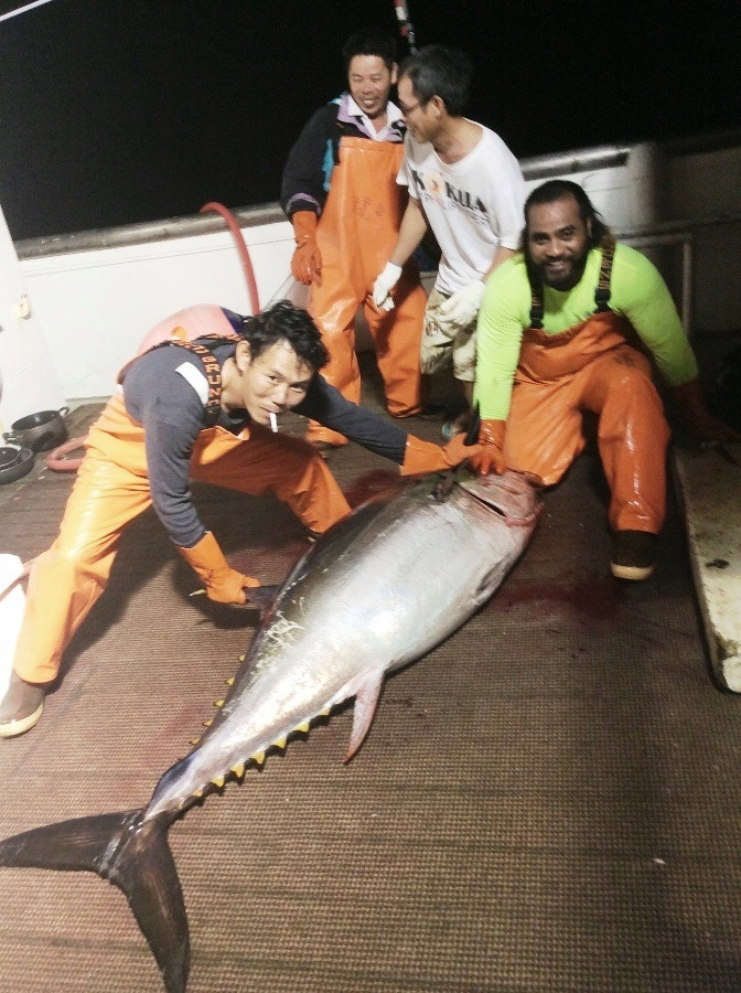 Các lao động người Việt cùng đồng nghiệp đang lao động trên tàu có chủ là người An Bằng
