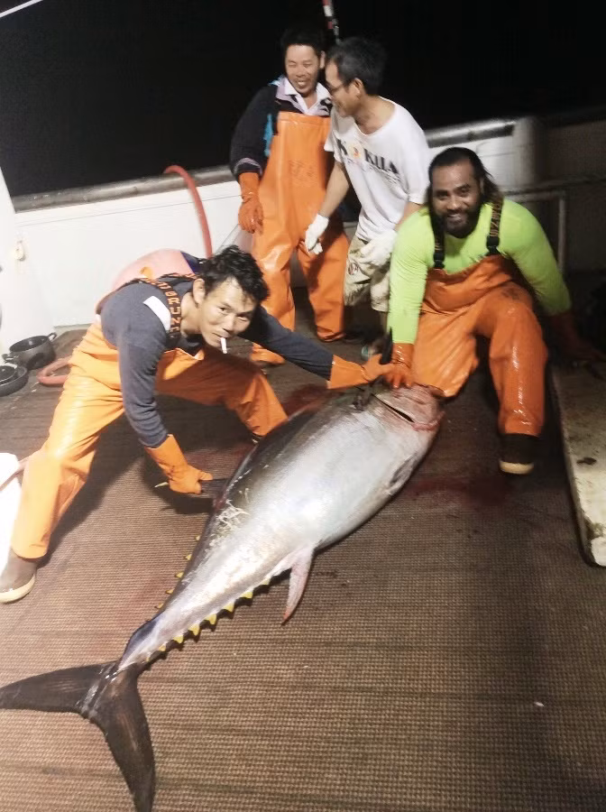 Các lao động người Việt cùng đồng nghiệp đang lao động trên tàu có chủ là người An Bằng