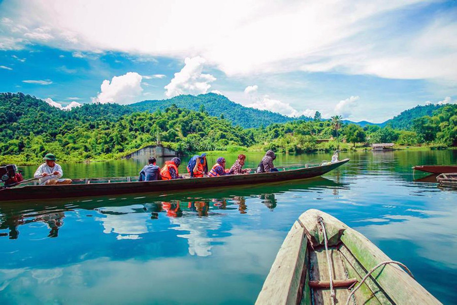 Du thuyền khám phá Vườn Quốc gia Pù mát.