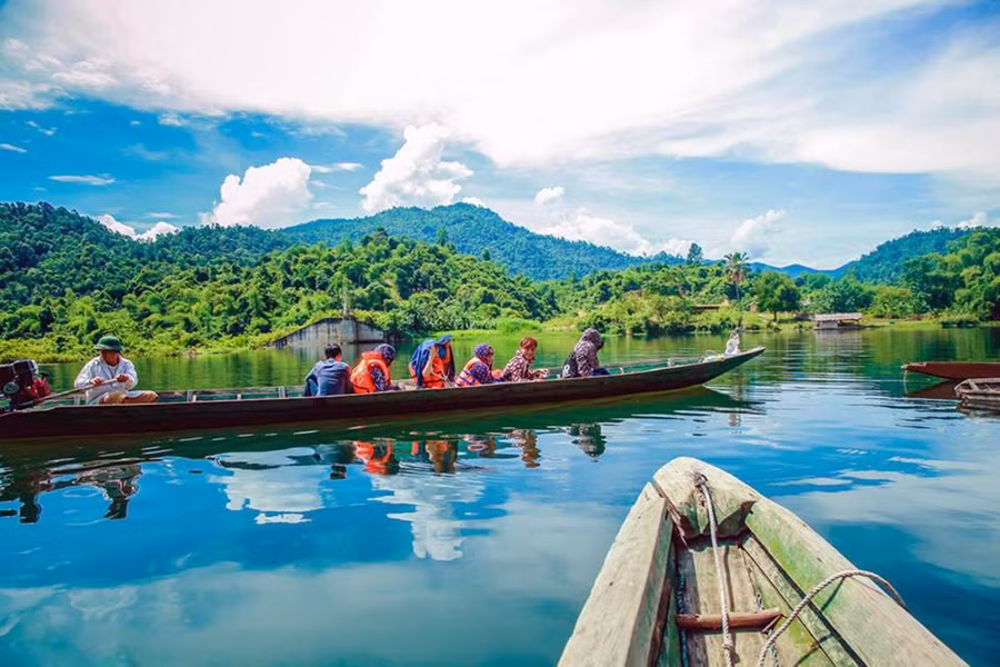 Du thuyền khám phá Vườn Quốc gia Pù mát.