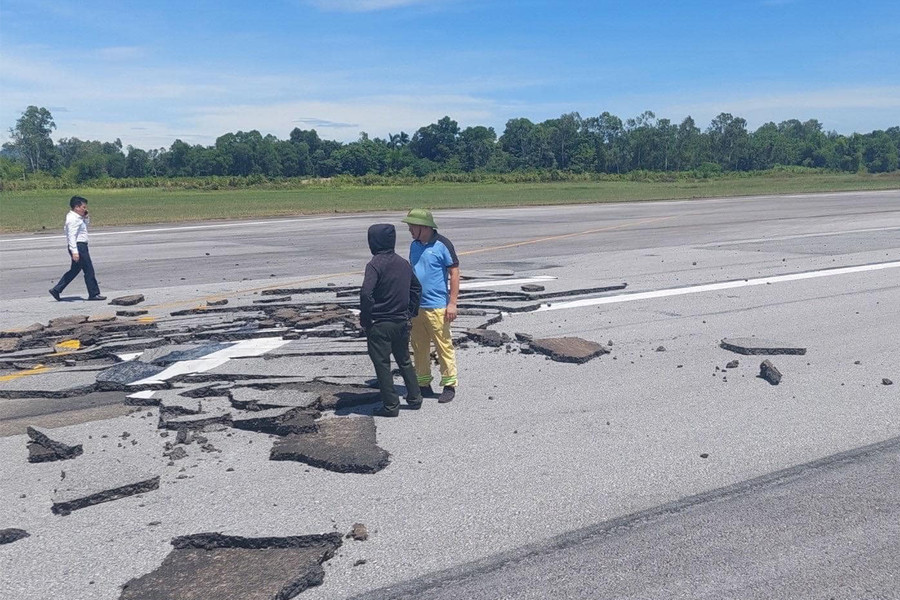 Sau khi khắc phục xong sự cố, khoảng 8 giờ 10 phút sáng nay sẽ có chuyến bay hạ cánh xuống sân bay Vinh. (Ảnh: Văn Sỹ)