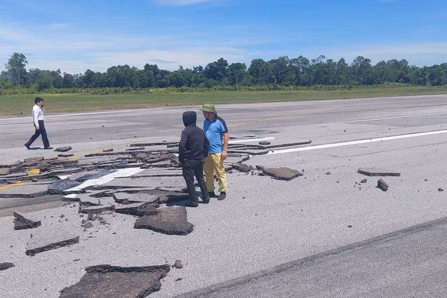 Sau khi khắc phục xong sự cố, khoảng 8 giờ 10 phút sáng nay sẽ có chuyến bay hạ cánh xuống sân bay Vinh. (Ảnh: Văn Sỹ)