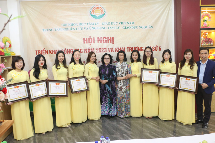 Đại diện Ban chấp hành Hội Khoa học Tâm lý - Giáo dục Việt Nam cũng đã trao thưởng cho tập thể, cá nhân thuộc Trung tâm Nghiên cứu và Ứng dụng Tâm lý giáo dục Ngọc Ân. Đại diện Ban chấp hành Hội Khoa học Tâm lý - Giáo dục Việt Nam cũng đã trao thưởng cho tập thể, cá nhân thuộc Trung tâm Nghiên cứu và Ứng dụng Tâm lý giáo dục Ngọc Ân.