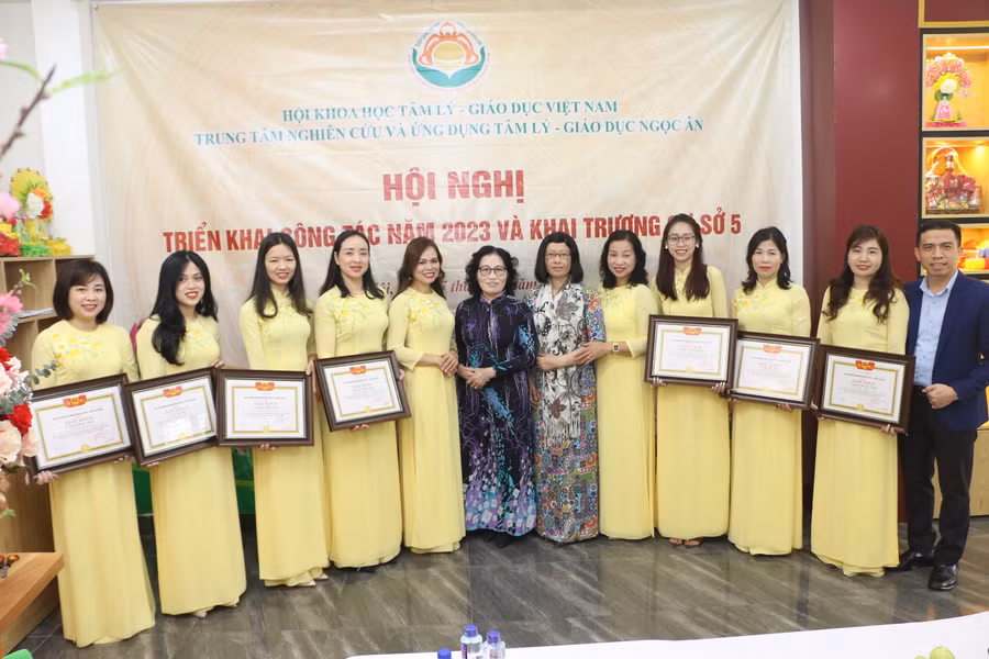 Đại diện Ban chấp hành Hội Khoa học Tâm lý - Giáo dục Việt Nam cũng đã trao thưởng cho tập thể, cá nhân thuộc Trung tâm Nghiên cứu và Ứng dụng Tâm lý giáo dục Ngọc Ân.