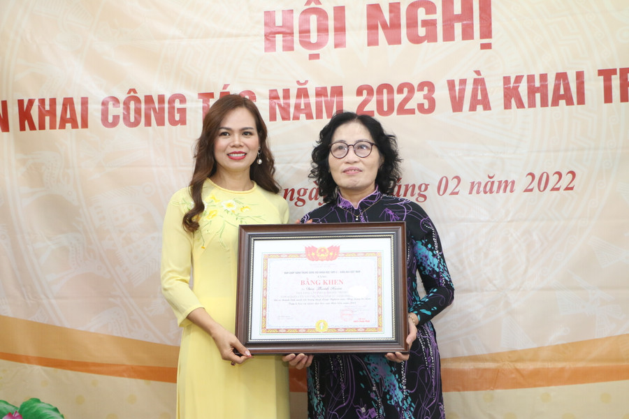 Bà Đào Thanh Hoàn (trái) - Sáng lập viên của Trung tâm Ngọc Ân và bà Nguyễn Thị Hoàng Yến, Chánh Văn phòng Hội Khoa học Tâm lý - Giáo dục Việt Nam. Bà Đào Thanh Hoàn (trái) - Sáng lập viên của Trung tâm Ngọc Ân và bà Nguyễn Thị Hoàng Yến, Chánh Văn phòng Hội Khoa học Tâm lý - Giáo dục Việt Nam.