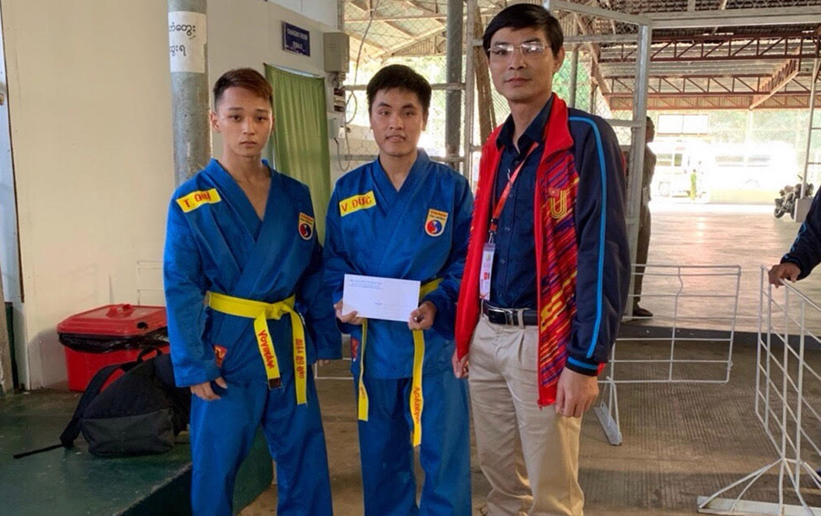 Lê Văn Đức và Nguyễn Hải Lưu giành huy chương đồng ở nội dung song luyện mã tấu. Lê Văn Đức và Nguyễn Hải Lưu giành huy chương đồng ở nội dung song luyện mã tấu.