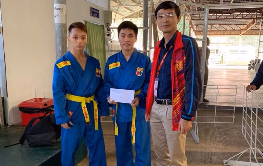 Lê Văn Đức và Nguyễn Hải Lưu giành huy chương đồng ở nội dung song luyện mã tấu. Lê Văn Đức và Nguyễn Hải Lưu giành huy chương đồng ở nội dung song luyện mã tấu.