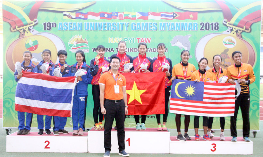 Đại diện ban tổ chức trao huy chương cho các VĐV giành huy chương ở nội dung 4x400m.