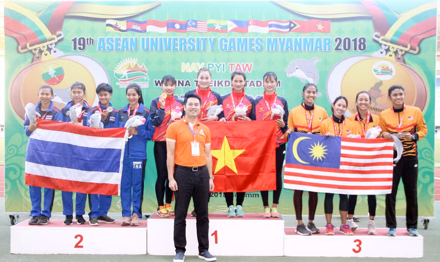 Đại diện ban tổ chức trao huy chương cho các VĐV giành huy chương ở nội dung 4x400m.