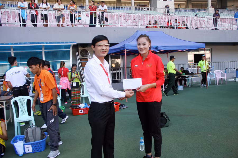 Đại diện đoàn động viên và thưởng nóng cho Quách Thị Lan