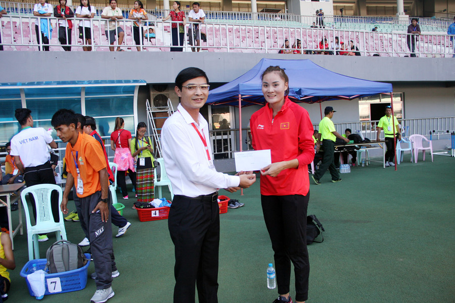 Đại diện đoàn động viên và thưởng nóng cho Quách Thị Lan