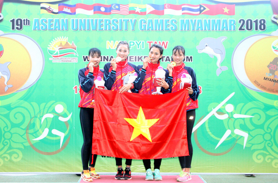 Quách Thị Lan, Nguyễn Thị Oanh, Vũ Hạnh Ly và Hoàng Thị Minh Hạnh giành huy chương vàng cuối cùng của môn điền kinh tại 19th ASEAN University Games