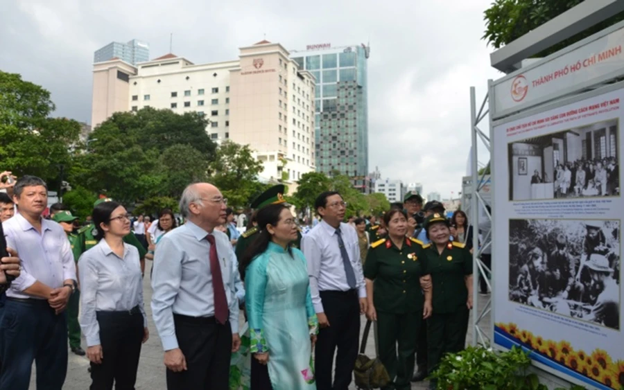 Các đại biểu tham quan triển lãm tại đường Nguyễn Huệ.