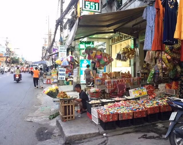 Nhiều điểm bán đồ cúng, vàng mã khá vắng khách trong dịp Rằm tháng 7. Ảnh: Đại Việt.