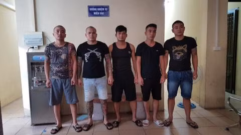 Quang Rambo (thứ hai từ trái sang) cùng đồng bọn bị tạm giữ hình sự.