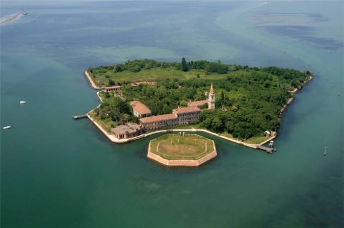 Poveglia là một hòn đảo nhỏ ở ngoài khơi bờ biển phía đông của miền Bắc Italia. Nơi đây nổi tiếng bởi lịch sử đầy chết chóc. Ảnh: Travelbook.