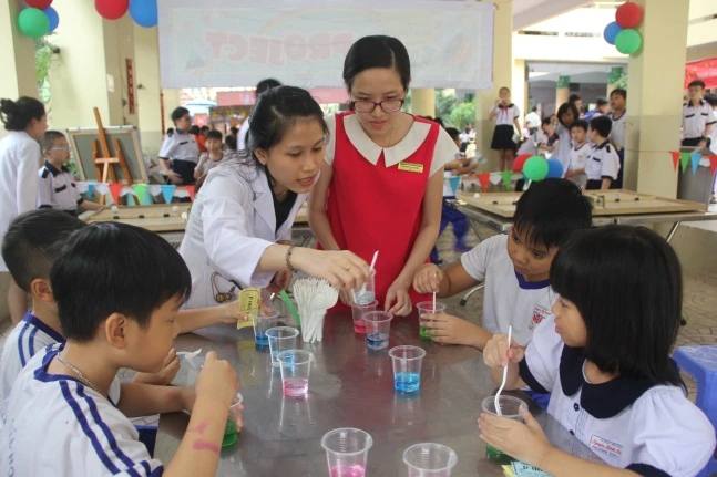 Học sinh Trường TH Nguyễn Bỉnh Khiêm (quận 1) tham gia nhiều hoạt động bổ ích trong Ngày hội Xuân yêu thương 2019. Ảnh: T.G