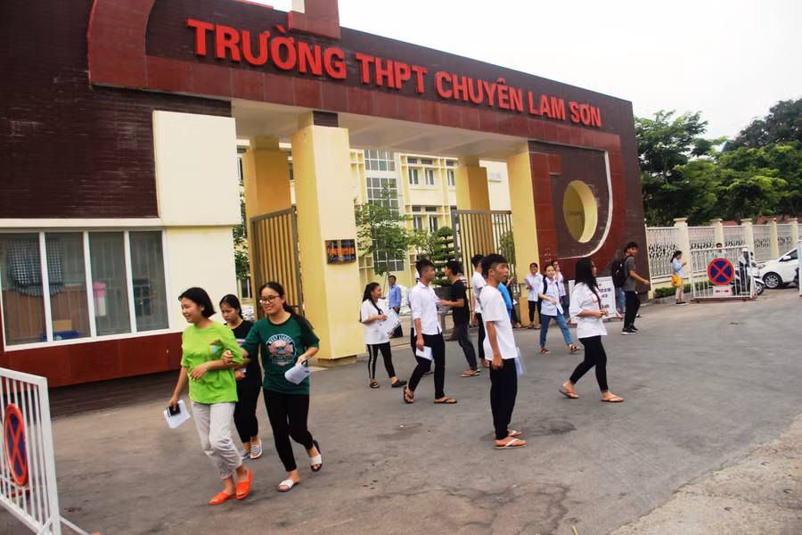 Trường THPT chuyên Lam Sơn gây ồn ào do thu nhiều khoản trái quy định. Ảnh: T.G