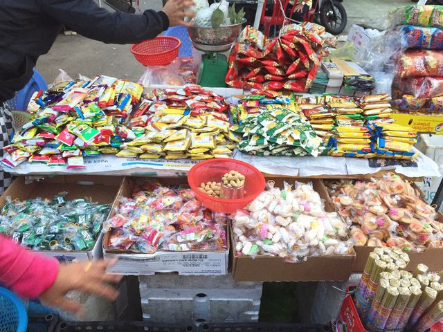 Trên đường Cách Mạng Tháng Tám (quận 10) bánh kẹo "thập cẩm" được bán với giá 120.000 đồng/kg. Ảnh: Đại Việt/