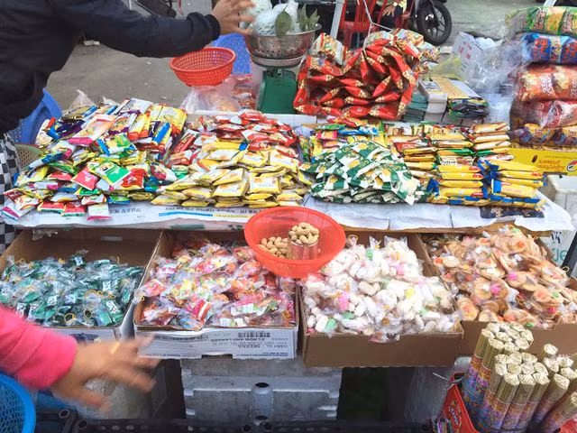 Trên đường Cách Mạng Tháng Tám (quận 10) bánh kẹo "thập cẩm" được bán với giá 120.000 đồng/kg. Ảnh: Đại Việt/