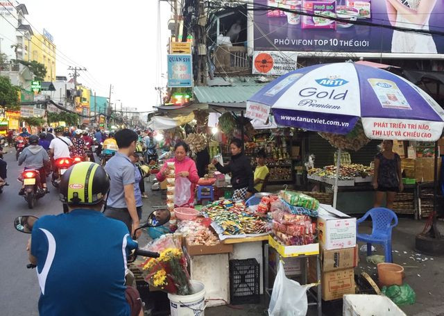 Người tiêu dùng đang có xu hướng cúng Rằm đơn giản hơn trước. Ảnh: Đại Việt.