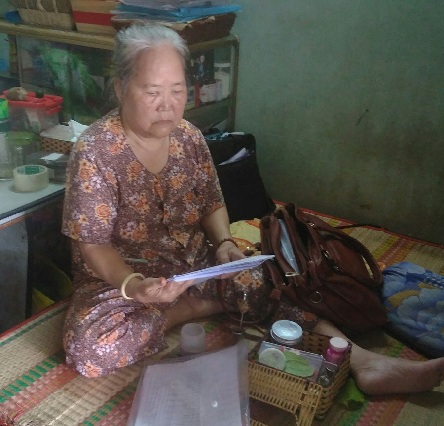 Bà Lê Thị The chuẩn bị tài liệu để gặp lãnh đạo TPHCM Bà Lê Thị The chuẩn bị tài liệu để gặp lãnh đạo TPHCM