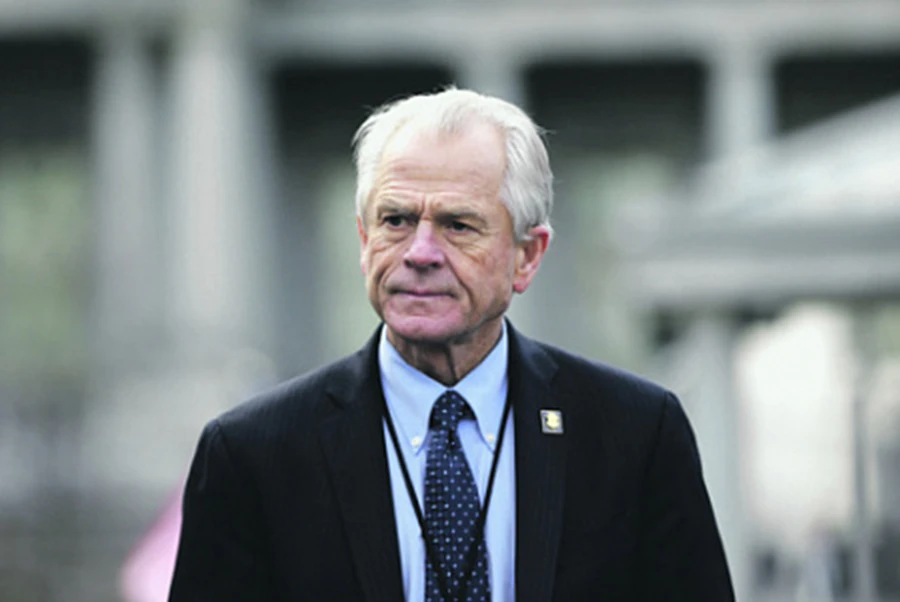 Peter Navarro hứa sẽ thực hiện “những biện pháp quyết định” trong cuộc chiến chống lại sự thao túng tiền tệ của Bắc Kinh. Ảnh: Reuters