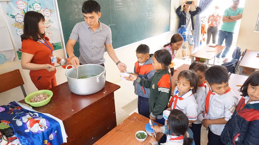 Thầy cô giáo Trường Tiểu học thị trấn Đắk Glei (tỉnh Kon Tum) nấu cơm cho học sinh khó khăn để kéo các em tới trường. Ảnh: TG