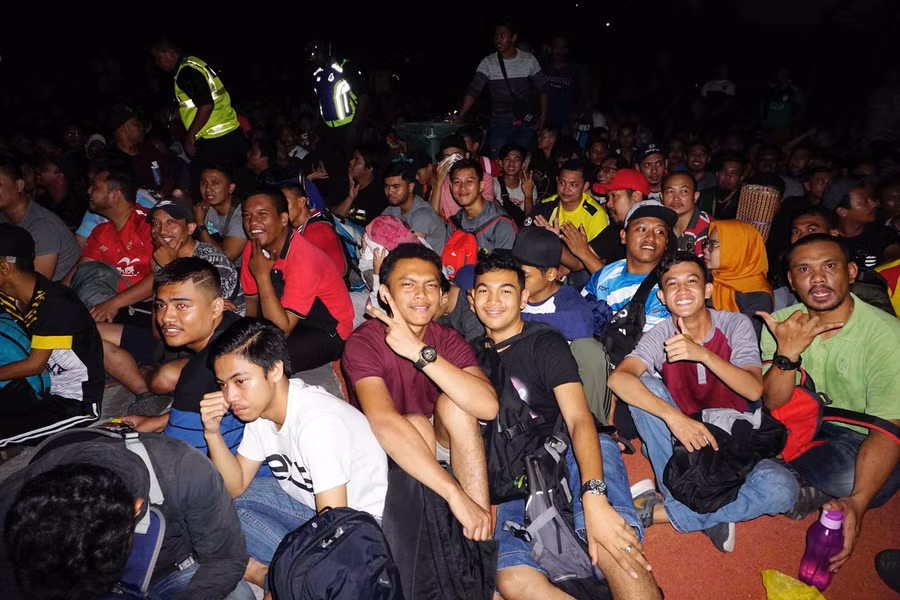 CĐV Malaysia cắm trại xuyên đêm mua vé chung kết AFF Cup