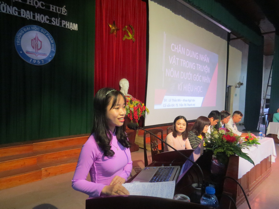Sinh viên Lê Thảo Nhi đến từ khoa Ngữ Văn trình bày đề tài chân dung nhân vật trong truyện Nôm dưới góc nhìn kí hiệu học