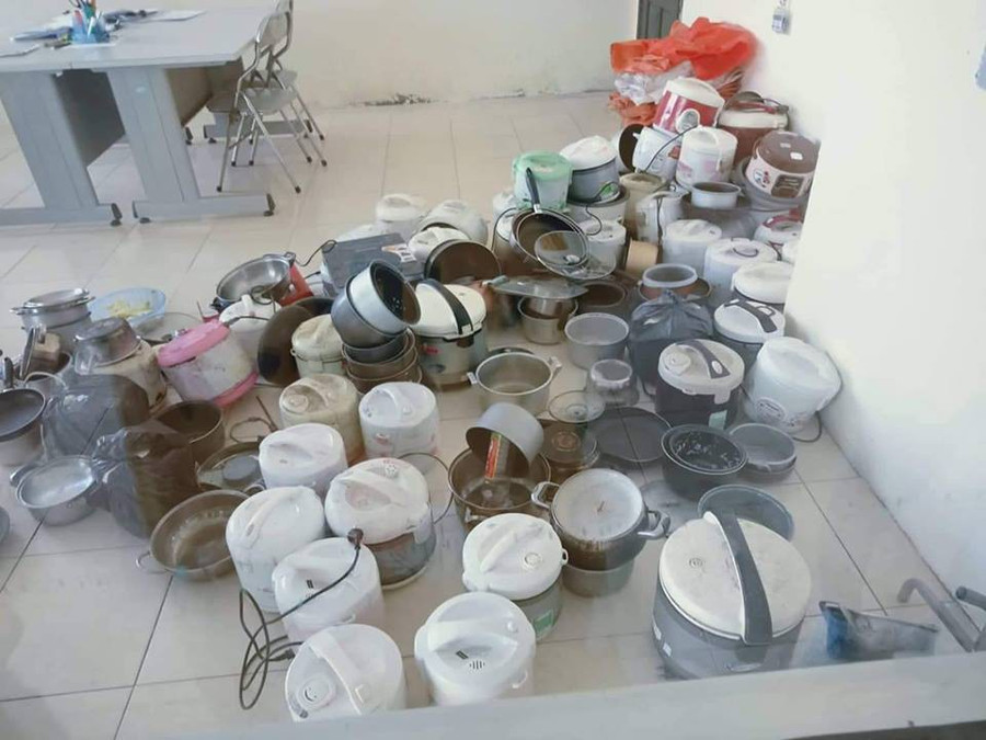Thảm cảnh sau đợt càn quét ký túc xá: Sinh viên nước mắt lưng tròng chia tay gia tài nồi niêu xoong chảo - Ảnh 1. Thảm cảnh sau đợt càn quét ký túc xá: Sinh viên nước mắt lưng tròng chia tay gia tài nồi niêu xoong chảo - Ảnh 1.
