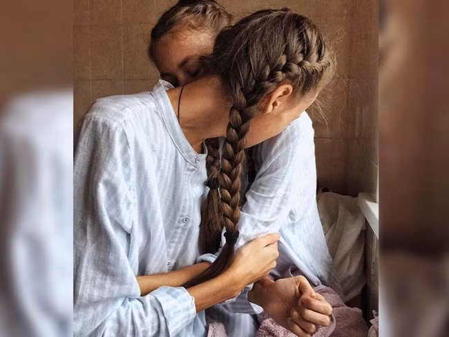 Ngây thơ nghe lời công ty người mẫu bảo nhịn ăn để xương gò má lộ ra, 2 chị em sinh đôi chỉ còn da bọc xương, nằm chờ chết-7