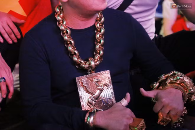 Đại gia đeo 13kg vàng cổ vũ tuyển Việt Nam hé lộ việc giàu có sau 1 đêm, bị bác sĩ chửi tâm thần-2