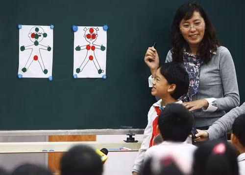 Giáo dục học sinh “cá biệt”: Lạt mềm buộc chặt