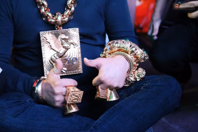Đại gia đeo 13kg vàng cổ vũ tuyển Việt Nam hé lộ việc giàu có sau 1 đêm, bị bác sĩ chửi tâm thần-4