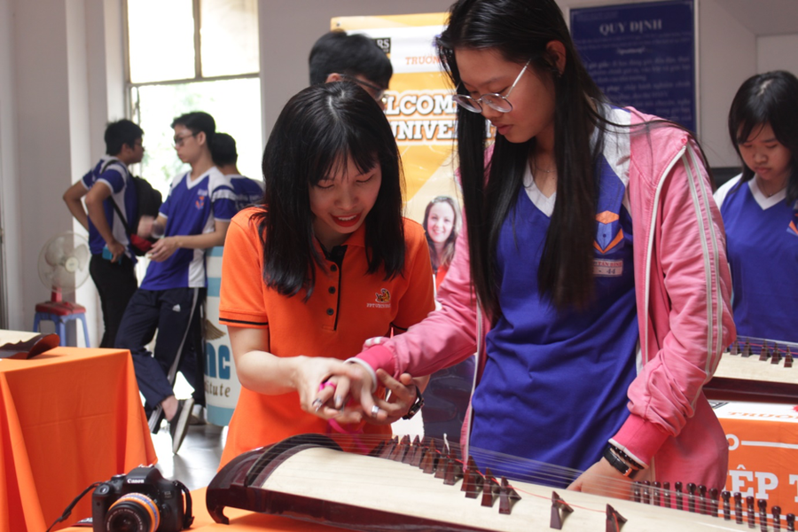 Học sinh trải nghiệm nhạc cụ dân tộc