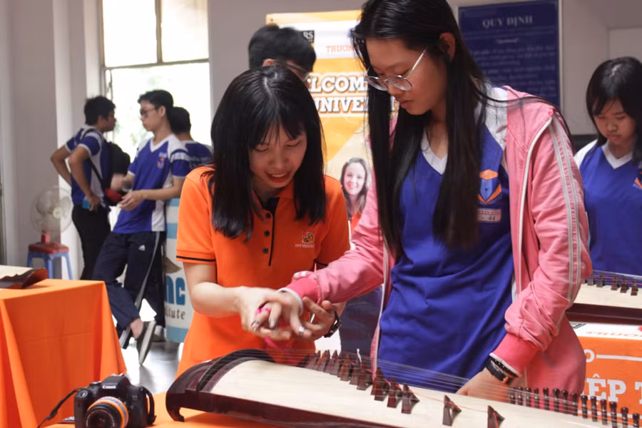 Học sinh trải nghiệm nhạc cụ dân tộc