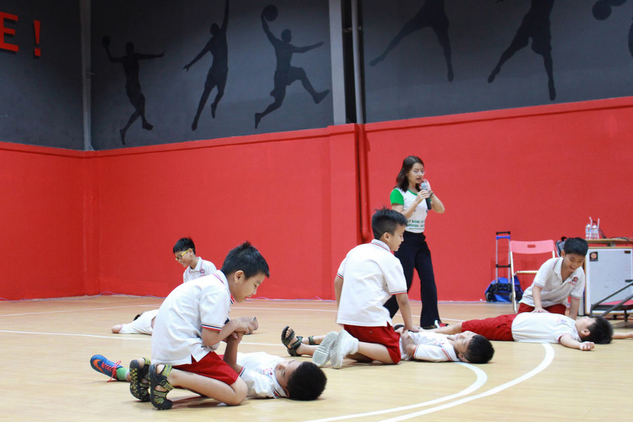 Học sinh SNA thực hành sơ cứu nạn nhân. Ảnh: Ngọc Trang Học sinh SNA thực hành sơ cứu nạn nhân. Ảnh: Ngọc Trang