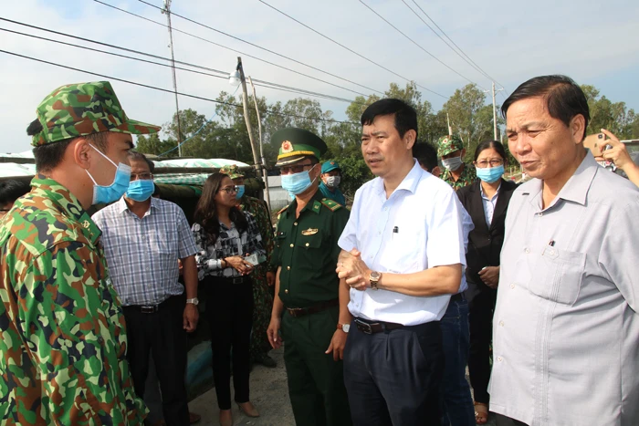 lãnh đạo UBND tỉnh thăm hỏi chiến sĩ làm nhiệm vụ (ảnh CTTĐT Đồng Tháp cung cấp).