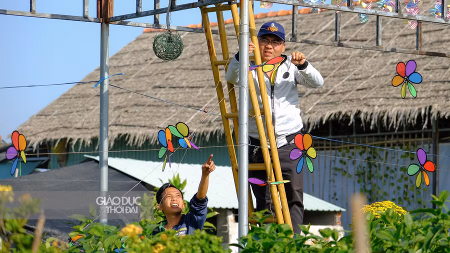 Một số điểm du lịch cũng được sửa sang lại với nhiều chong chóng và hoa để bắt mắt du khách hơn