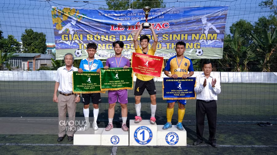 Ban tổ chức trao cờ và cúp cho các đội bóng.