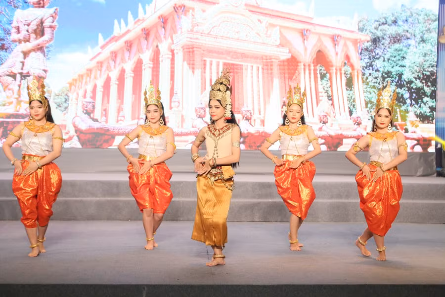 Tiết mục múa tôn vinh vẻ đẹp bản sắc văn hóa cộng đồng dân tộc Khmer.