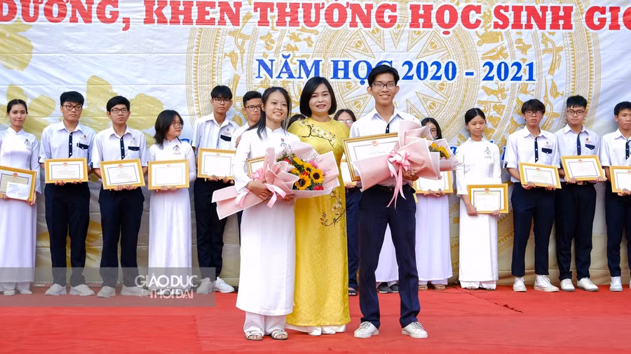 Bà Trần Hồng Thắm, Giám đốc Sở GD&amp;ĐT TP Cần Thơ khen thưởng cho 2 em HS giỏi đạt giải nhất, cấp quốc gia